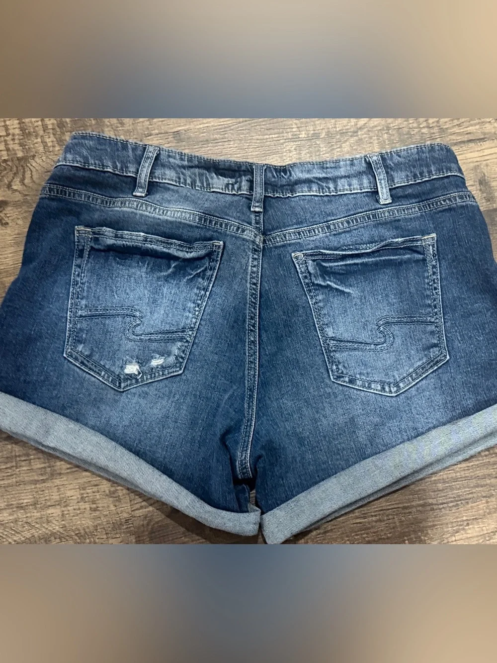 LN Silver Jeans Women's Rolled Hem Denim Shorts - Blue Wash size 33